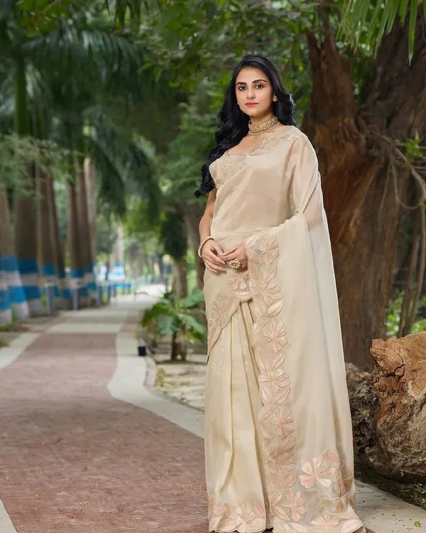 Elegant_Cream_Embroidered_Saree_with_Floral_Border_Work