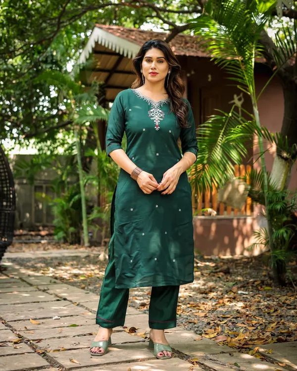 Elegant_Green_Embellished_Kurta_Set_with_Ornate_Neckline
