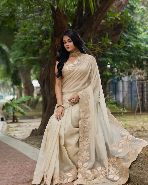 Elegant_Cream_Embroidered_Saree_with_Floral_Border_Work