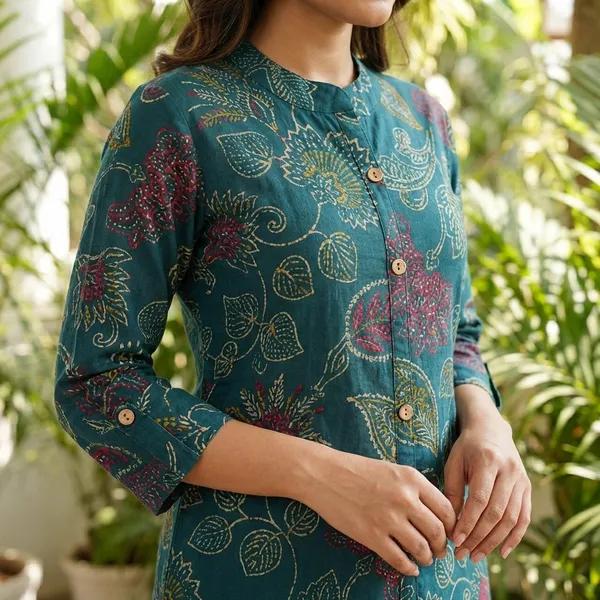 Teal_Floral_Printed_Kurta_with_Matching_Bottoms_and_Sunflower_Accent