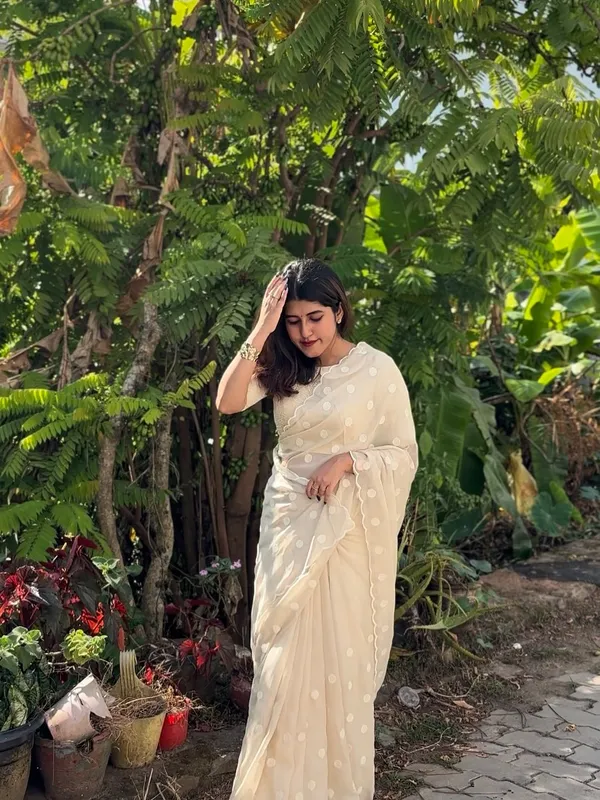 Elegant_Off-White_Polka_Dot_Saree_with_Embroidered_Blouse
