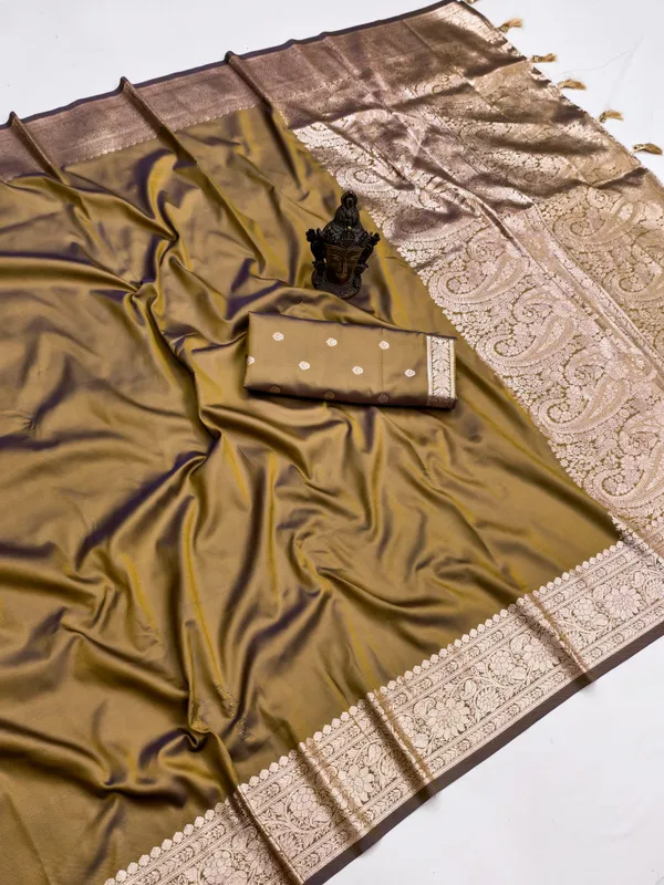 Traditional_South_Indian_Silk_Saree_with_Golden_Zari_Border