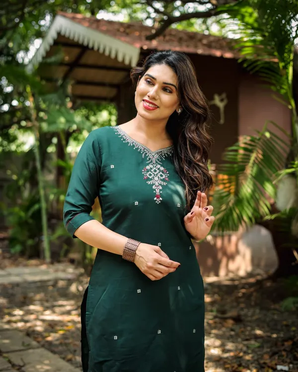 Elegant_Green_Embellished_Kurta_Set_with_Ornate_Neckline