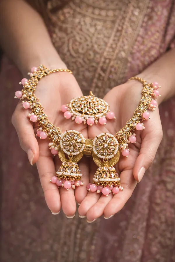Gold_And_Kundan_Jhumka_Earrings_With_Ear_Chain_For_Women