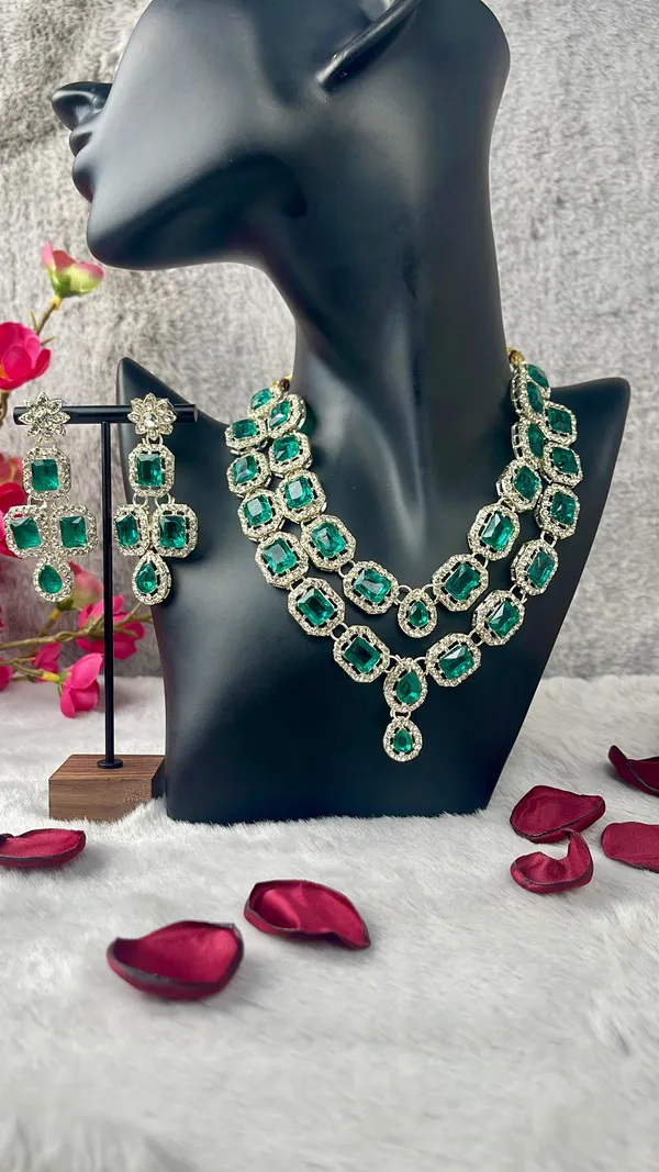 Emerald_Green_And_Gold_Royale_Necklace_Set_For_Women