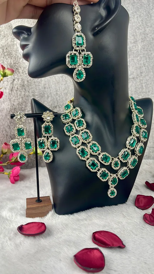 Emerald_Green_And_Gold_Royale_Necklace_Set_For_Women