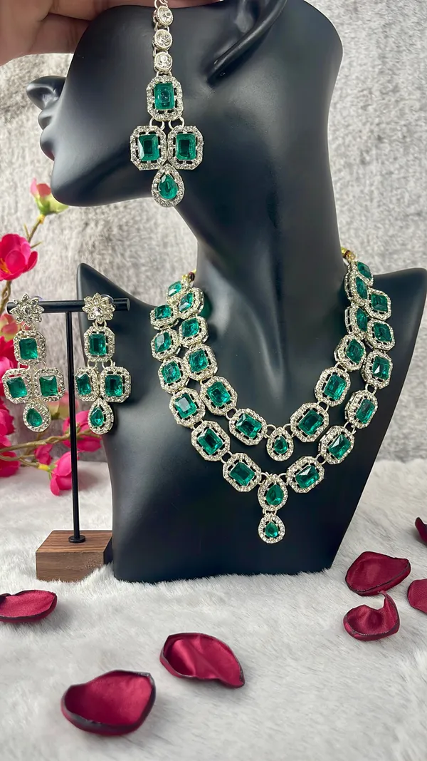 Emerald_Green_And_Gold_Royale_Necklace_Set_For_Women