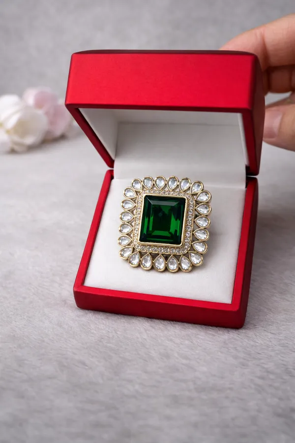 Emerald_Square_Royal_Ring