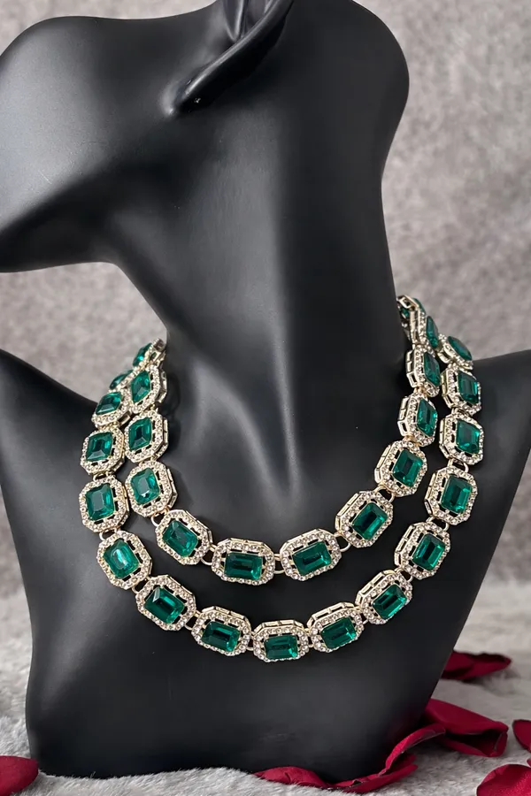 Necklace_Set_with_Statement_Earrings_&_Maang_Tikka