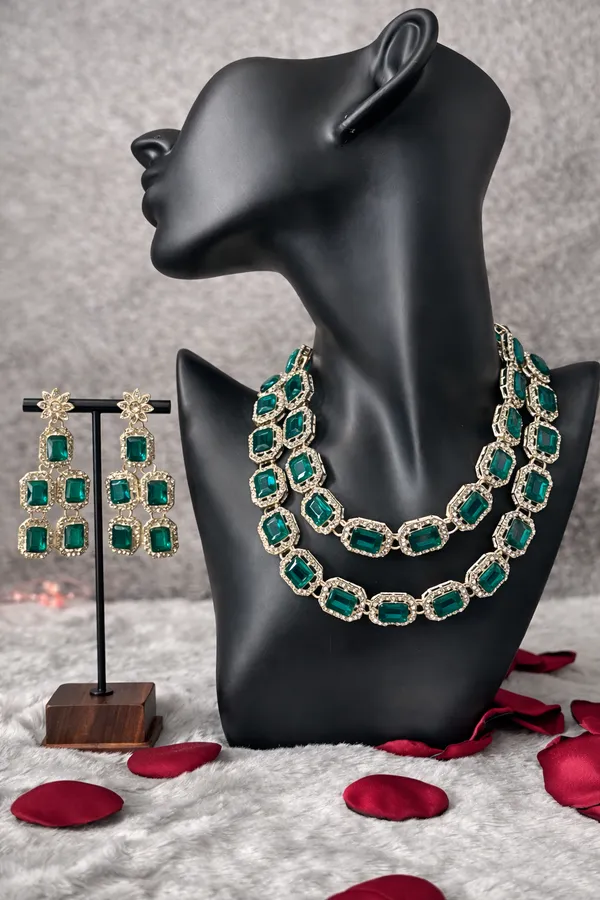 Necklace_Set_with_Statement_Earrings_&_Maang_Tikka