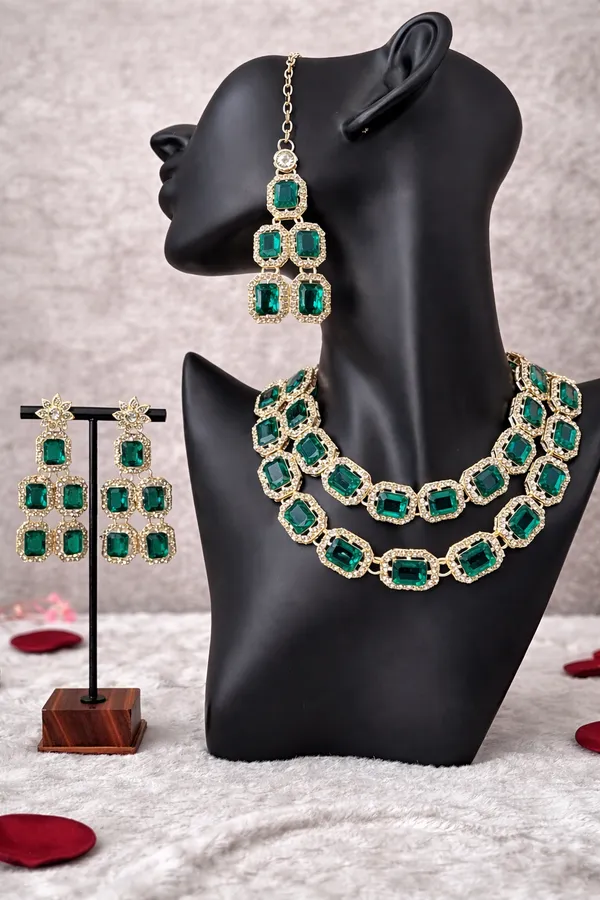 Necklace_Set_with_Statement_Earrings_&_Maang_Tikka