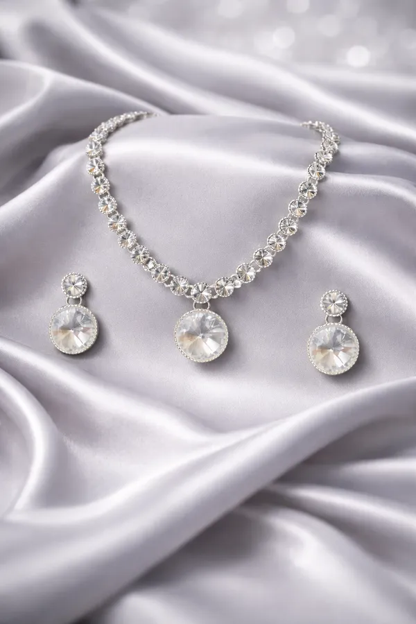 Silver_And_Clear_Classic_Look_Crystal_Necklace_Set_For_Women