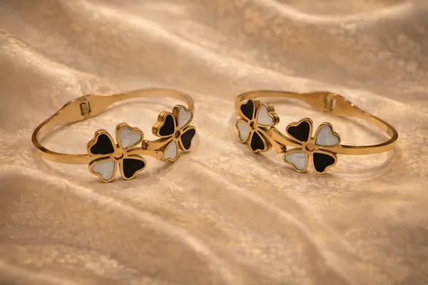 Black_And_White_Charm_Gold_Bracelet_For_Women