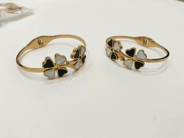 Black_And_White_Charm_Gold_Bracelet_For_Women