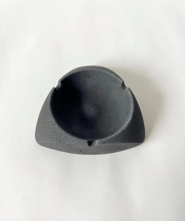 Incircle_Concrete_Ashtray_|_Black_|_10.6W_X_2.5H_Cm
