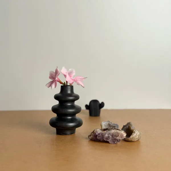 Lume_Concrete_Decorative_Bud_Vase_|_Black_|_6W_X_10H_Cm