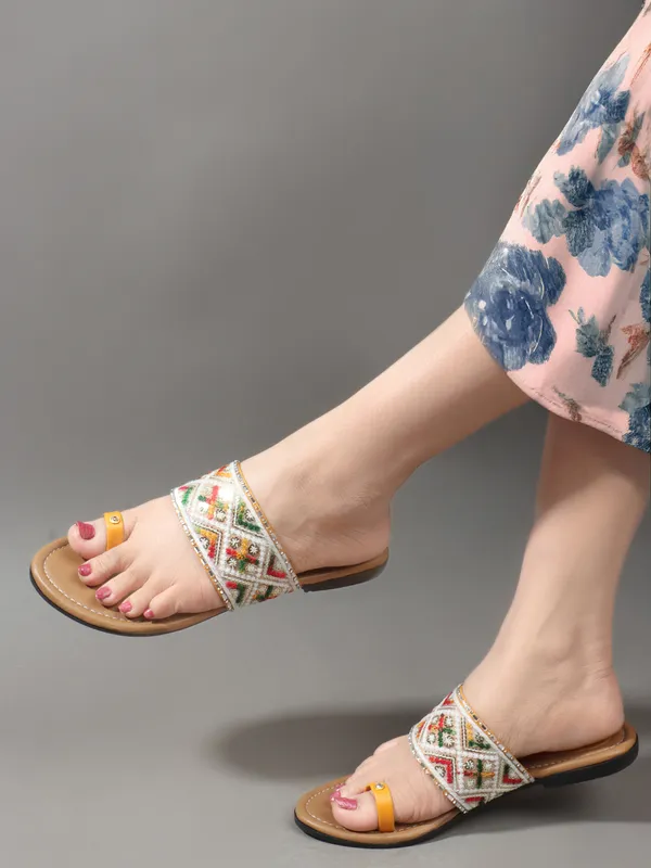 Multicolor_Kolhapuri_Pu_Leather_Flats_For_Women