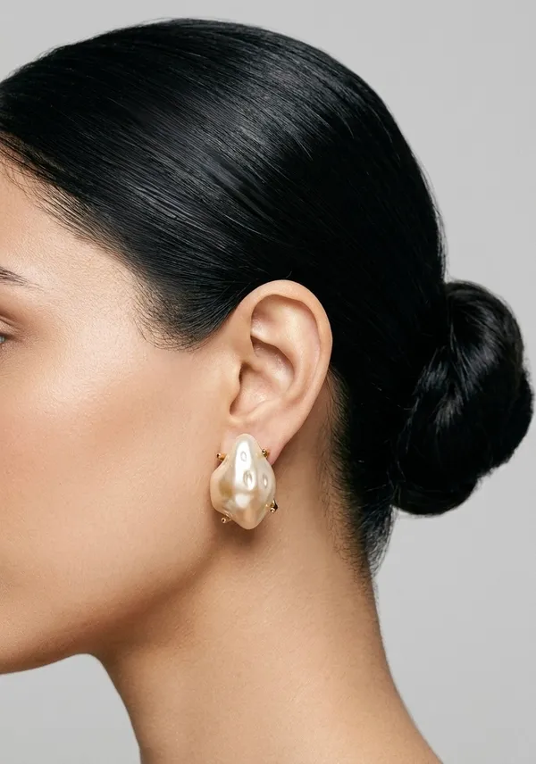 Asymmetrical_Cute_Pearl_Bugs_Stud_Earrings