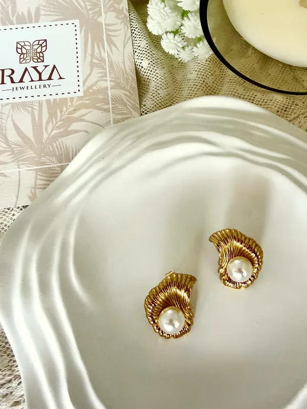 Gold_Pearl_Shell_Luxe_Stud_Earrings