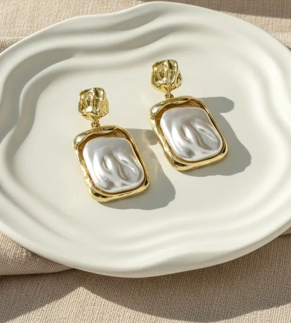 Aurelia_Luxe_Baroque_Pearl_Gold_Drops_Earrings