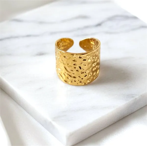 Rihanna_Hammered_Gold_Ring