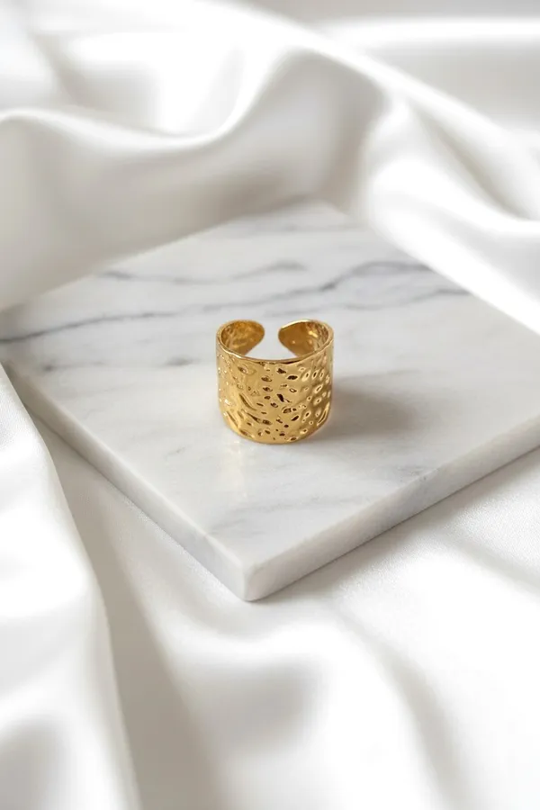 Rihanna_Hammered_Gold_Ring