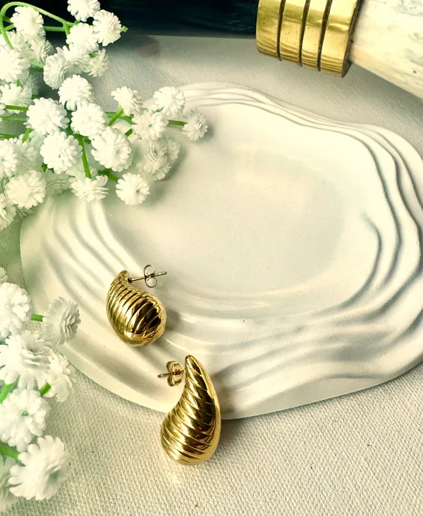 Ribbed_Drops_Stud_Earrings