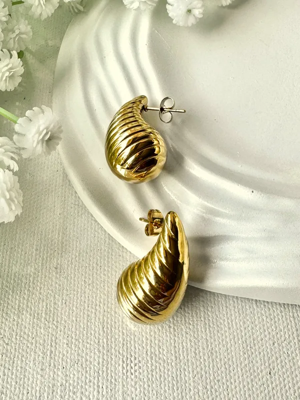 Ribbed_Drops_Stud_Earrings