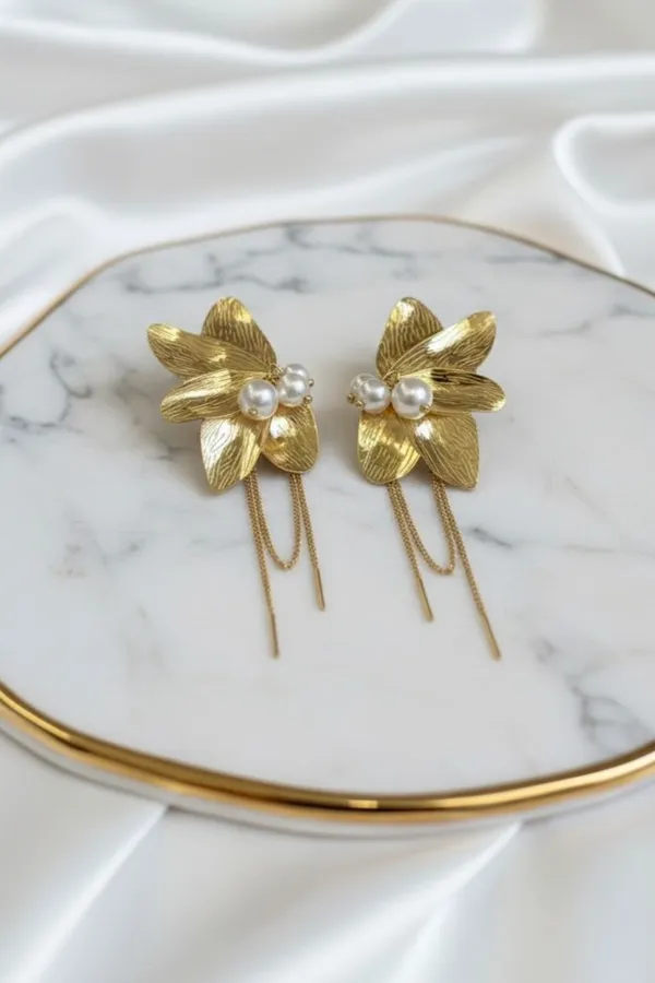 Textured_Petals_Pearl_Statement_Danglers