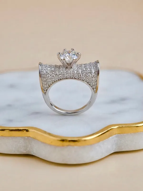 Royale_Empress_Pavé_Solitaire_Ring