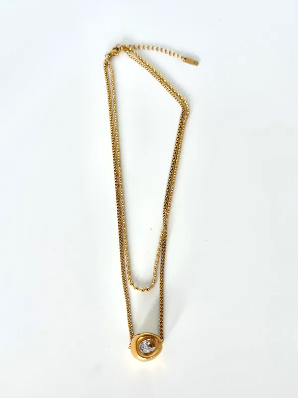 Timeless_Solitaire_Gold_Plated_Elegance_Necklace