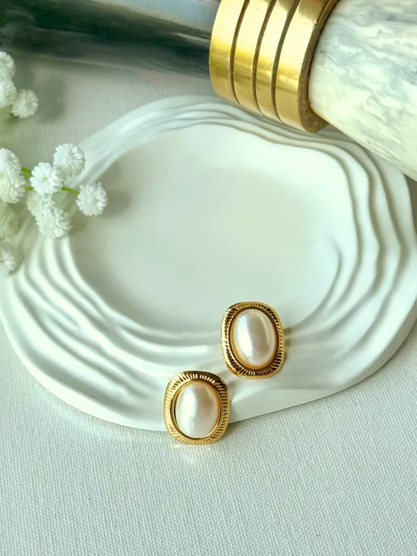 Classic_Pearl_Stud_Earrings