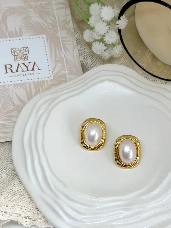 Classic_Pearl_Stud_Earrings