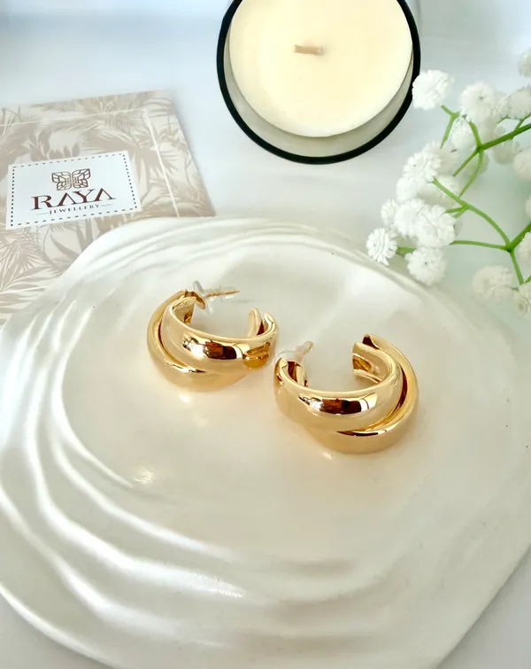 Aura_Elegance_Twisted_Hoop_Earrings