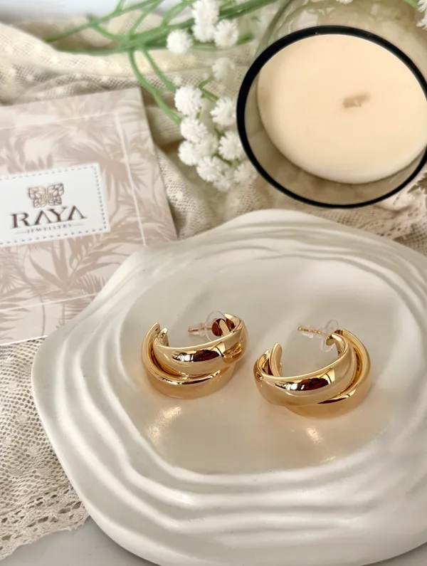 Aura_Elegance_Twisted_Hoop_Earrings