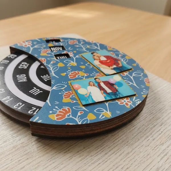 8-Inch_Wooden_Perpetual_Calendar_With_Photo_Holders