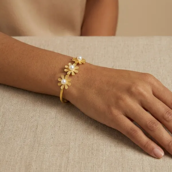 Gold_Toned_Daisy_Flower_Bangle_With_Pearl_Accents
