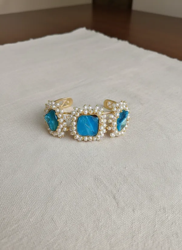 Turquoise_And_Gold_Elegant_Pearl_Statement_Bracelet_For_Women