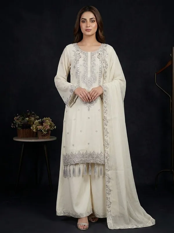 ZARIYAAN_Ivory_Silver_Embroidered_Kurta_Set