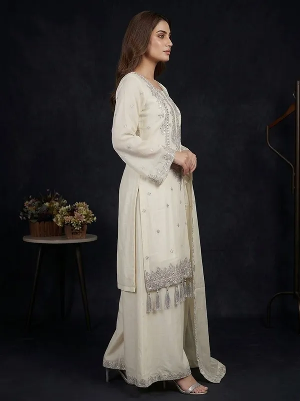ZARIYAAN_Ivory_Silver_Embroidered_Kurta_Set