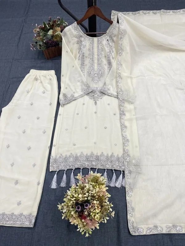 ZARIYAAN_Ivory_Silver_Embroidered_Kurta_Set