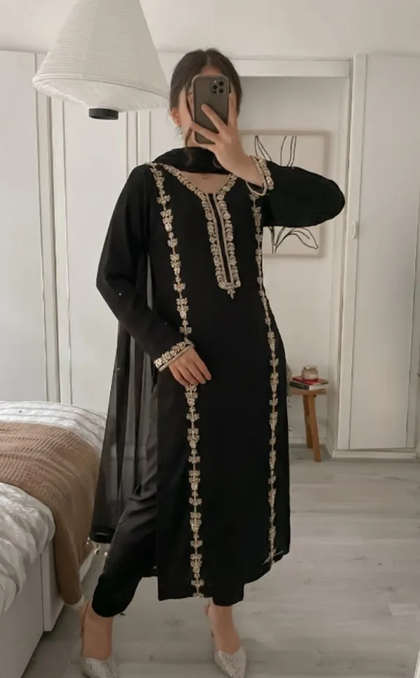 Zariyaan_Black_Embroidered_Kurta_Pant_Dupatta_Set_for_Women