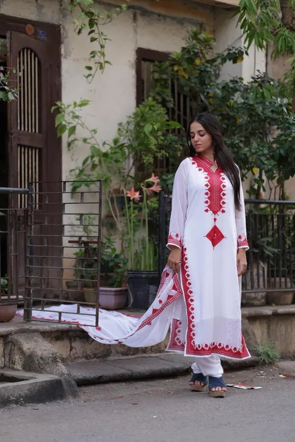 Zariyaan's_Meher_Embroidered_Kurta_Set