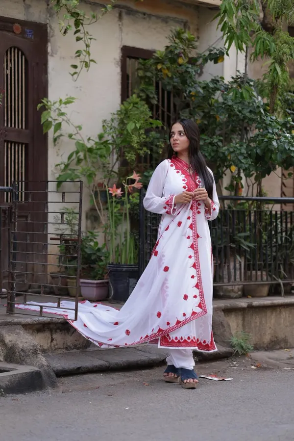 Zariyaan's_Meher_Embroidered_Kurta_Set