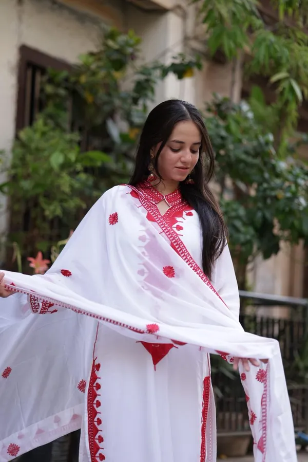 Zariyaan's_Meher_Embroidered_Kurta_Set