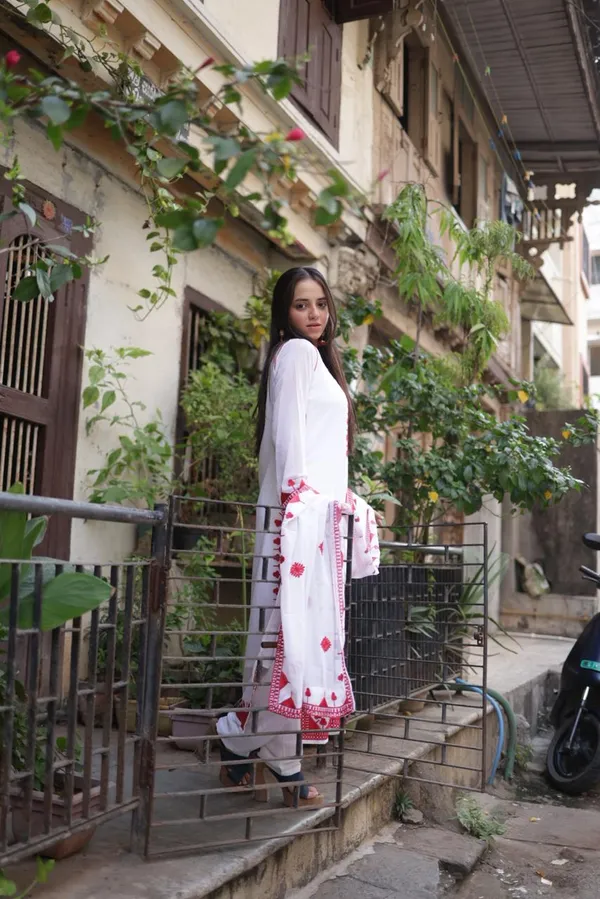 Zariyaan's_Meher_Embroidered_Kurta_Set
