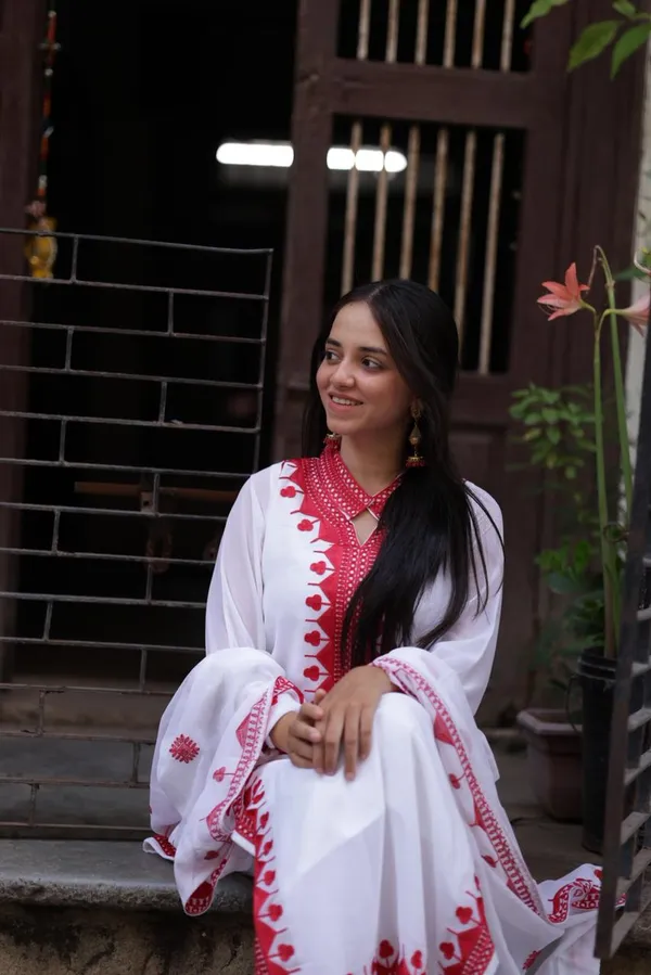Zariyaan's_Meher_Embroidered_Kurta_Set