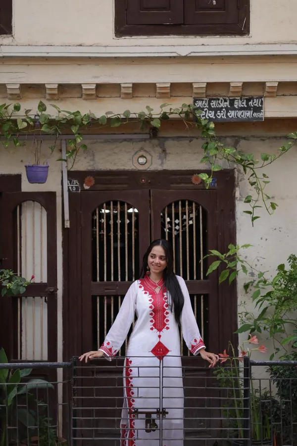 Zariyaan's_Meher_Embroidered_Kurta_Set