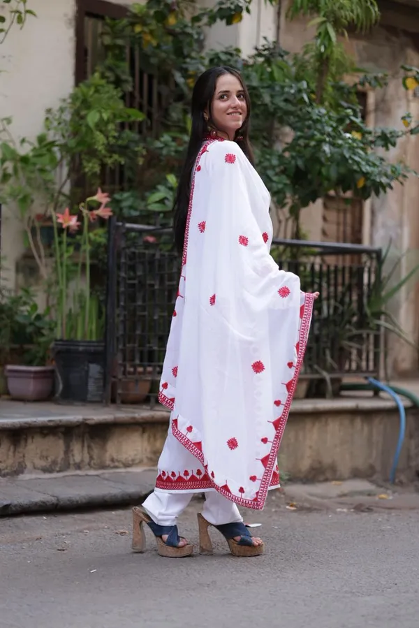 Zariyaan's_Meher_Embroidered_Kurta_Set