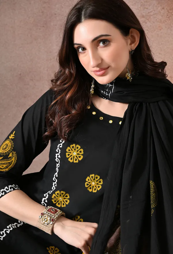 Black_Handblock_Hand_Work_Kurta_Set_With_Dupatta_For_Women